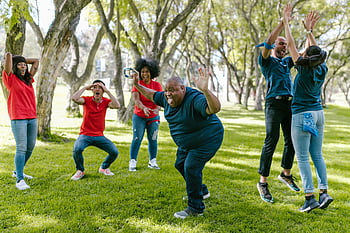 groupe de personnes, s'amuser, Groupe diversifié, jeux de consolidation d'équipe, en plein air, Expressions joyeuses, activités de parc, activités de groupe, plaisir en plein air, esprit d'équipe, joie de groupe