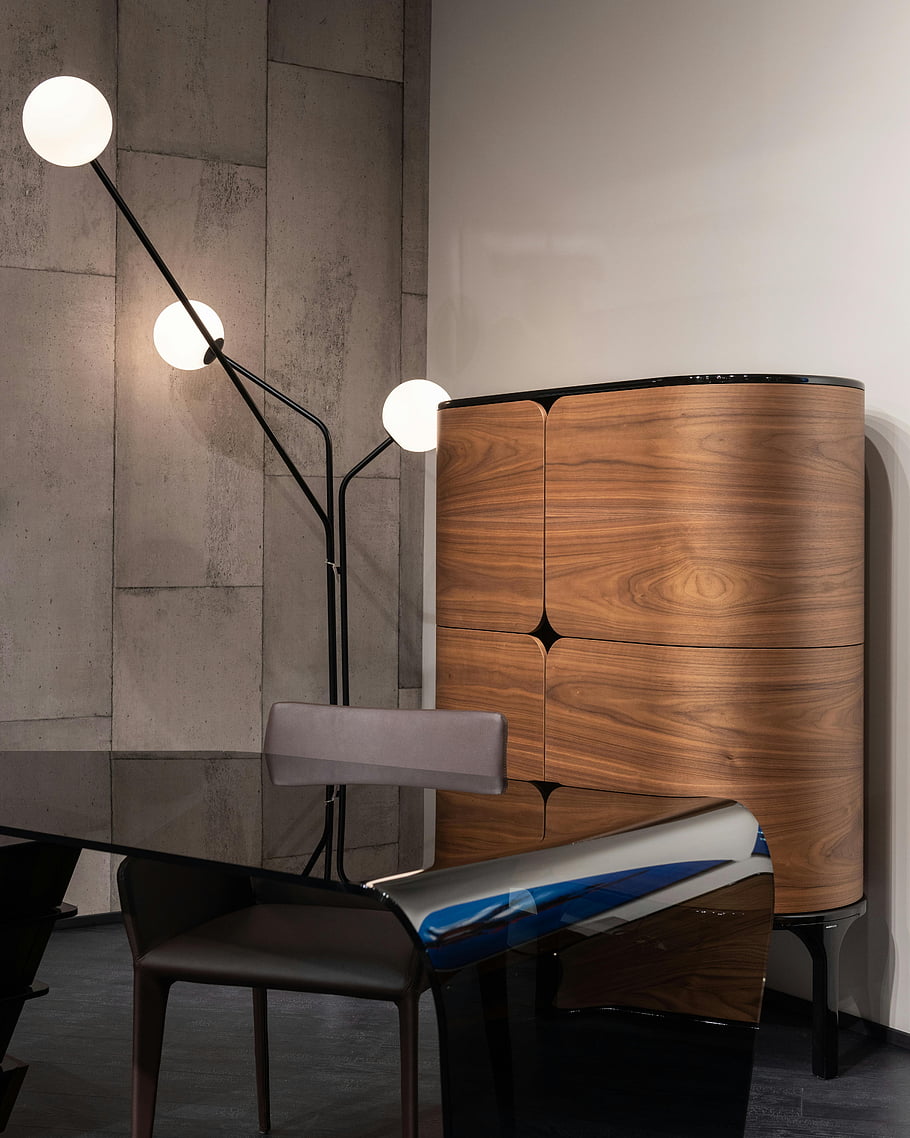 alacena, escritorio negro, muebles de madera, iluminación contemporánea, diseño minimalista, espacio de trabajo elegante, espacio de trabajo moderno, muebles contemporáneos, espacio de trabajo minimalista, diseño moderno, diseño contemporáneo