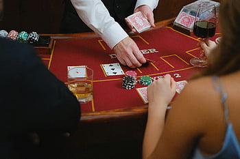poker-table-dealing-cards-casino-game-po