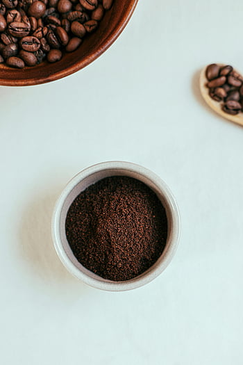 Kávová zrna, mletá káva, mísy, bílé pozadí, Aromatická káva, pražená káva, pohled shora, Příprava kávy, mletí kávy, kávová zrna v misce, mletá káva v misce