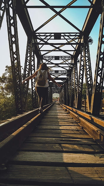 Žena chodí po železnici vlaku, Iron Railroad Bridge, cestování dobrodružství, osoba na mostě, venkovní průzkum, železnice, most chůze, cestovní fotografie, hledač dobrodružství, scénický most, Železniční dobrodružství