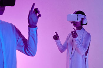 Cuffie VR, Due adulti, illuminazione vibrante, tecnologia futuristica, impostazione in studio, realta virtuale, colori al neon, esperienza interattiva, tecnologia moderna, Giochi immersivi, gioco vr