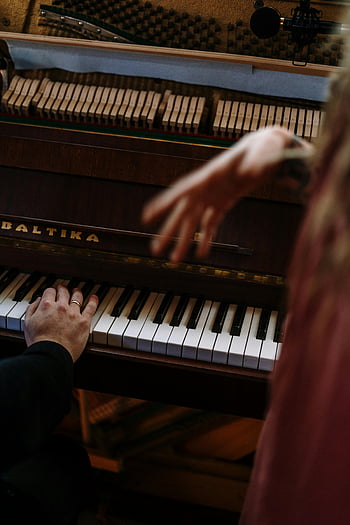 klavír, Baltika piano, Ruce hrají na klavír, hudební studio, Útulné nastavení, detail, hnědé a bílé piano, hudební nástroj, klávesy piana, studiové nahrávání, akustické piano