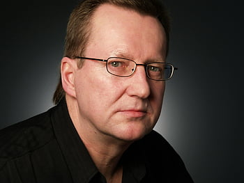 muž nosí brýle, detailní portrét, Vážný podnikatel, brýle, tmavé pozadí, profesionální vzhled, mužský profesionál, obchodní oděv, formální oblečení, studio shot, portrétní fotografie
