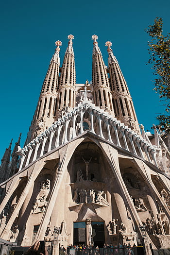 sagrada família, barcelona, Spania, lav vinkel skudd, intrikate utskjæringer, ruvende spir, klart blå himmel, antoni gaudi, gotisk arkitektur, berømt landemerke, religiøs bygning