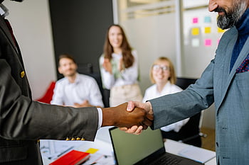 Handschlag, Nahansicht, professionelles Büro, Zusammenspiel, Zustimmung, Kollegen, Geschäftstreffen, Büroeinstellung, Professioneller Händedruck, Geschäftsleute, Büroumgebung