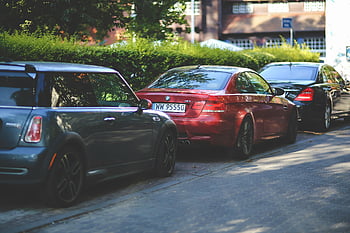 bmw m3, 미니 쿠퍼, 주차 된 자동차, 가로수 길, 세련된 자동 디자인, 도시 주차, 빨간 차, 검은 차, 거리 장면, 자동차 애호가, 자동차 디자인