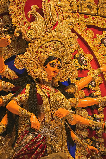 Durga 우상, 콜카타 축제, durga puja, 문화적 예술성, 복잡한 우상, 황금 장식, 인도 축제, 전통 예술, 여신 Durga, 축제 축하, 문화 유산