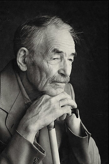 uomo anziano, foto in scala di grigi, uomo che indossa cappotto, tenendo la canna, Ritratto contemplativo, bianco e nero, espressione pensierosa, cittadino anziano, abbigliamento formale, girato in studio, individuo invecchiato
