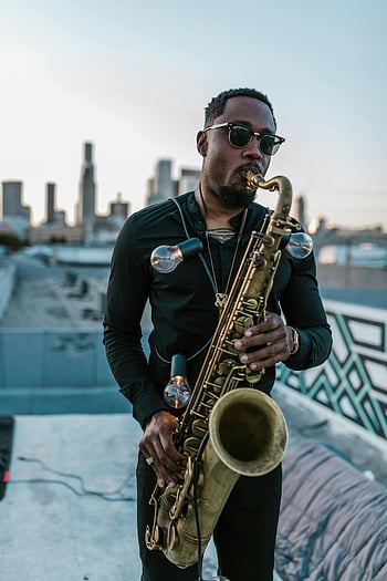 muž hrající saxofon, Stylový hudebník, střešní výkon, Skyline pozadí, Urban Music Scéna, saxofonista, Střešní hudebník, HUDBA CITY SCAPE, Jazzový umělec, Venkovní hudba, Stylový saxofonista