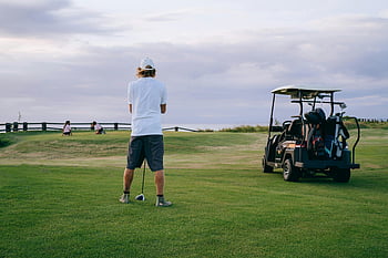 golf, hombre, polo blanco, campo de golf, carro de golf, clubs, golfista, Jugando al golf, hermoso campo, clubes de golf, jugar al golf