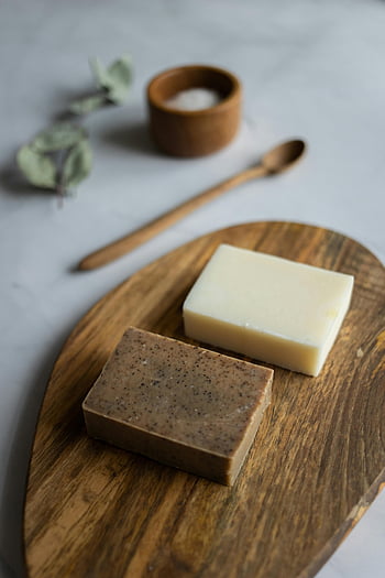 ruční mýdlo, dřevěná deska, organický peeling, přírodní mýdla, Lázeňské rutiny, Rutiny péče o pleť, klidný displej, přírodní ingredience, vařečka, dřevěná miska, Organické listy