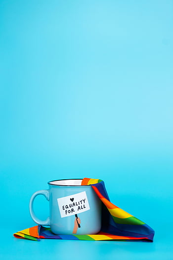 modrý hrnek, rovnost pro všechny, duhová látka, duhová vlajka hrdosti, Modré pozadí, LGBTQ+ Symbol, slogan rovnosti, inkluzivní zpráva, barevné tkaniny, sociální spravedlnost, design hrnek