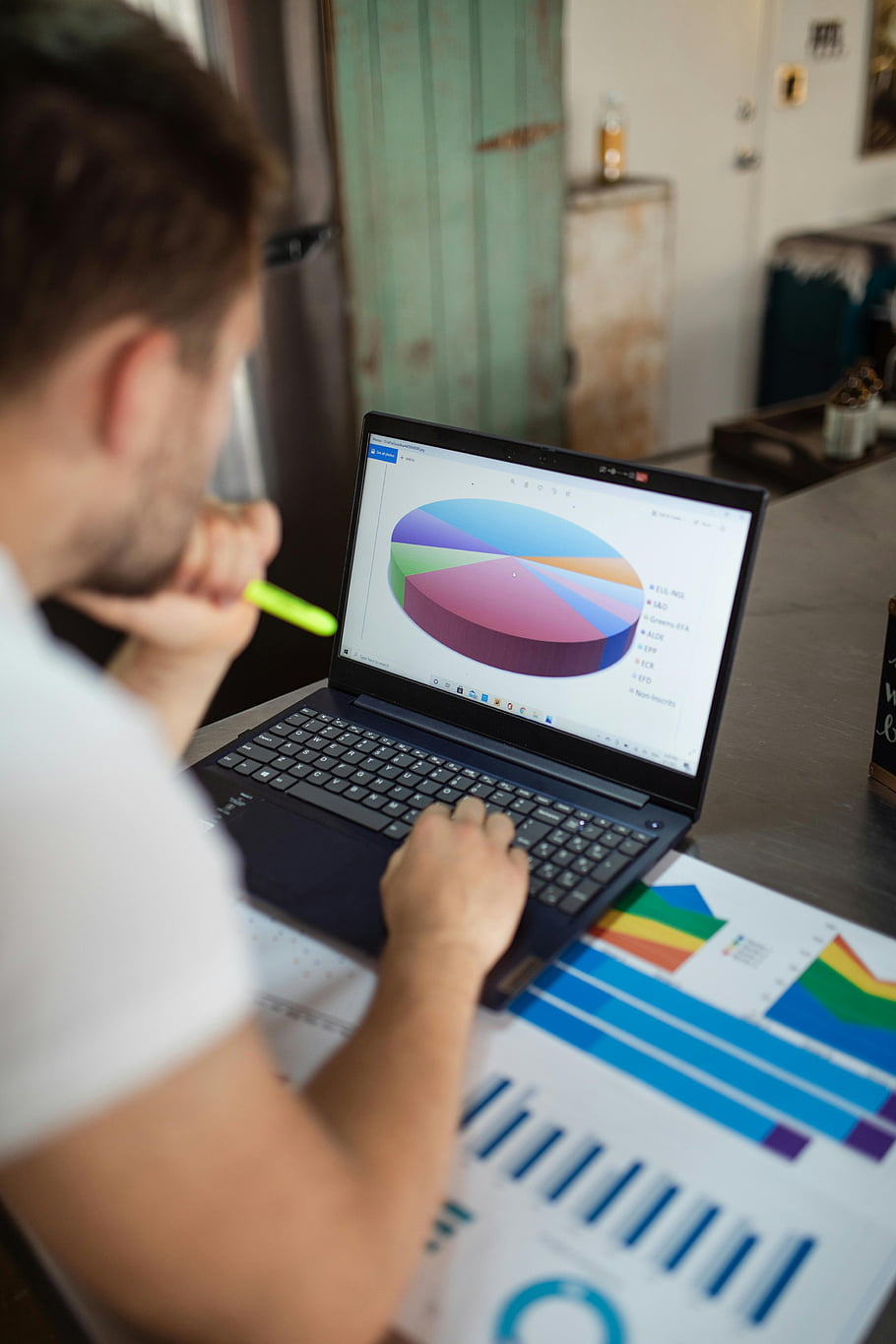 muž pomocí přenosného počítače, Barevné sloupcové grafy, koláčové grafy, moderní kancelář, soustředěný muž, analýzy dat, laptop obrazovky, Obchodní analýzy, Vizualizace dat, kancelářská práce, Profesionální nastavení