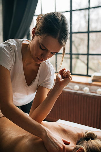 nő fehér ing, spa masszázs, terápiás munkamenet, végső pihenés, önellátó, masszázsterapeuta, pihentető gyógyfürdő, masszázskezelés, gyógykezelés, masszázsbeszélgetés, spa munkamenet