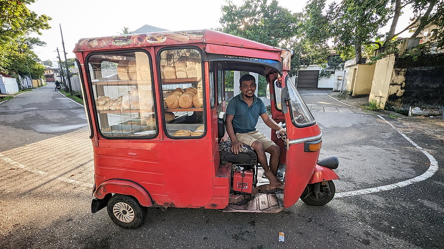 červené tuk tuk, muž, chléb, ráno, ulice, vozidlo, usmívající se, potravin vozík, venkovní, stromy, silnice