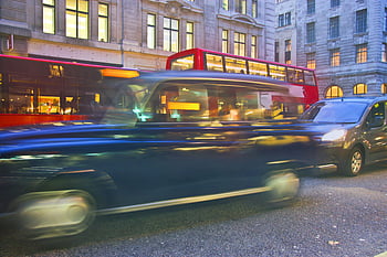 Traffico stradale di Londra, Classici autobus rossi, taxi iconico, Scena serale, sfocatura movimento, paesaggio urbano, vita notturna urbana, fotografia di strada, movimento del veicolo, traffico notturno, luci della città
