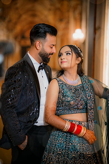 indiska paret, traditionell klädsel, inomhusbröllop, elegans, kärlek, henna, Lehenga, brudgum, romantiskt ögonblick, kulturellt bröllop, par porträtt