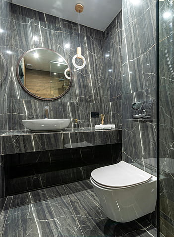Luxusní koupelna, mramorové stěny, Plovoucí dřez, Současná toaleta, bílé keramické umyvadlo, záchodová mísa, moderní koupelna, elegantní design, Vzhled interiéru, koupelna dekor, moderní design