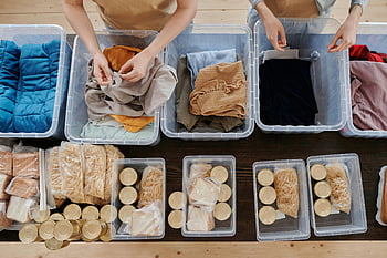 volontari, vestiti donati, lattine di cibo, Container chiari, Supporto di beneficenza, donazioni organizzate, contenitori di plastica, cibo in scatola, donazione di abbigliamento, donazione di cibo, volontariato