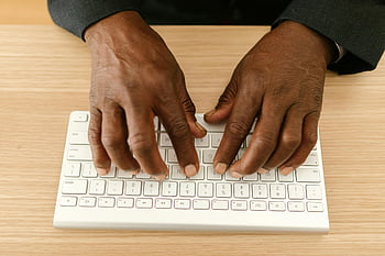人タイピング、 白いキーボード、 クローズアップハンド、 ワイヤレスキーボード、 木製の机、 手を入力します、 キーボードタイピング、 デスクワークスペース、 オフィスワーク、 キーボード、 キーボード上の手