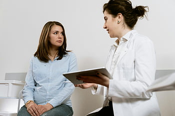 gestante, Consultazione del medico, Struttura medica, assistenza prenatale, Opzioni sanitarie, Consiglio medico, cura del paziente, Operatore sanitario, consulto medico, impostazione interna, due donne