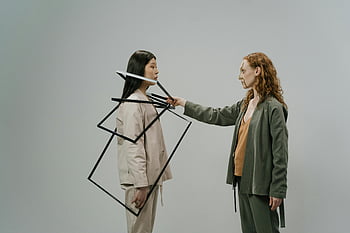 다민족의 여성, 빈 사진 프레임, 사진관, 창의적인 패션, 예술적인 포즈, 기하학적 프레임, 현대 스튜디오, 두 가지 모델, 패션 사진, 예술적 구성, 스튜디오 촬영