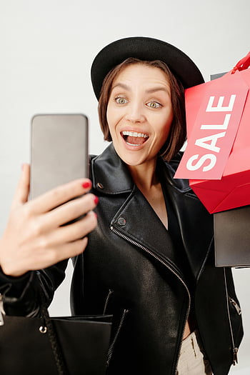 usmívající se žena, černá kožená bunda, nákupní tašky, selfie, prodejní tašky, vzrušený, uvnitř, móda, životní styl, maloobchodní, Prodej