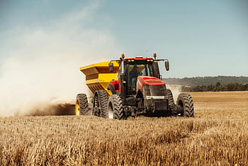 Traktor, Fahren, Feld, roter Traktor, gelber Traktor, Weizenfeld, moderne Landwirtschaft, sonniger Tag, landwirtschaftliche Maschinen, Landwirtschaftstechniken, kraftvoller Traktor
