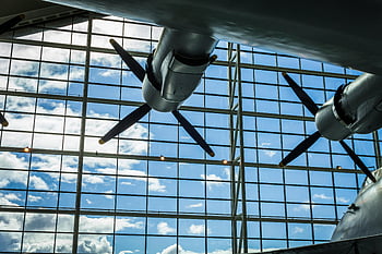 Elica di aeroplano grigia, eliche di aeroplano, cielo luminoso, Museo McMinnville, avvicinamento, aviazione, mostra del museo, aereo, Dettagli dell'elica, Mostra indoor, vista cielo