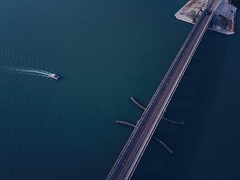 Luftaufnahme, Brücke, Gewässer, ruhiges Wasser, einsames Boot, Segelboot, szenische Ansicht, Luftaufnahmen, Wasserweg, Brückenstruktur, Bootsweg