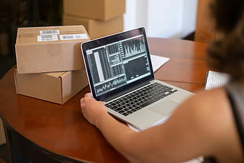 proprietar de afaceri mic, gestionarea comenzilor online, laptop, Portugalia, cutii de carton, diagrame, masa, vânzări online, e-commerce, biroul de acasă, managementul afacerilor