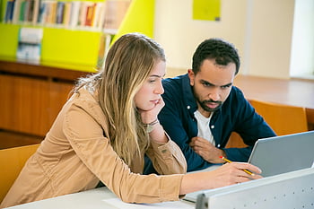 Siswa multietnis, belajar bersama, Pengaturan Perpustakaan, Penelitian Laptop, penelitian terfokus, Pembelajaran kolaboratif, lingkungan pendidikan, Siswa yang beragam, Studi Akademik, Studi Perpustakaan, kerja tim