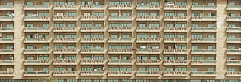 beige betonirakennus, moderni asuinrakennus, symmetriset parvekkeet, kaupunkiympäristössä, yksityiskohtainen näkymä, arkkitehtuurivalokuvaus, kaupunkiarkkitehtuuri, asuntoarkkitehtuuri, rakennuksen julkisivu, kaupunkimaisema, moderni rakennussuunnittelu