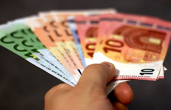 euro-bankjegyek, válogatott címletű, valutaváltó, vagyon szimbólum, kézfogás, közeli felvétel, euró pénz, pénzügyi vagyon, valuta sokféleség, Euró készpénz