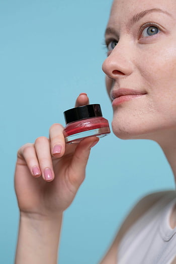 žena, červená rtěnka, kosmetického přípravku, modré pozadí, péče o kůži, Téma krásy, makeup, krása, kosmetika, kosmetické výrobky, produkty na péči o pleť