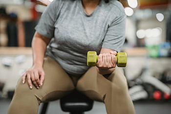 fitness, styrketræning, håndvægte, indendørs træning, kvinde udøver, gym, sundhed, dyrke motion, vægtløftning, Fitnessrutine, styrke