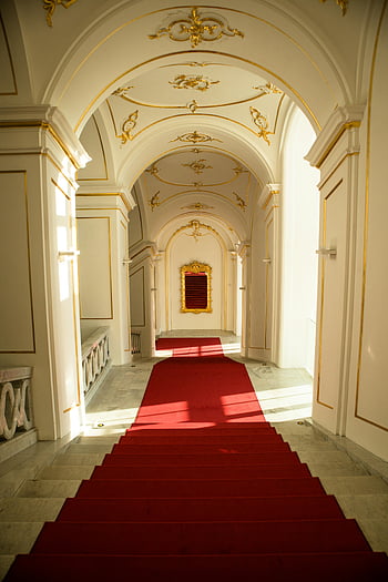 hradní schodiště, luxusní palác, červený koberec, Zlaté akcenty, přirozené světlo, ozdobený strop, Velká chodba, Elegantní interiér, historické architektury, Královská výzdoba, mramorové schody