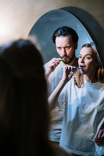 Pár kartáčování zubů, koupelnové zrcadlo, Denní ranní rutina, intimní lepení, žena v bílé košili, Green Lollipop, Kartáček na zuby, odraz, Ranní hygiena, Pár v koupelně, intimní okamžik