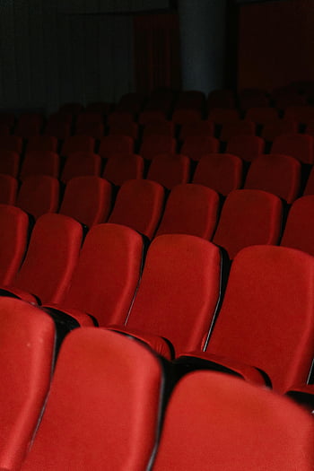 Prázdné červené židle, temná místnost, kinosál, divadelních křesel, dramatická atmosféra, náladová atmosféra, červená sedadla, prázdné kino, Temné kino, divadelní sál, Red Theatre sedadla