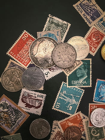 vintage mince, starožitné razítka, flatlay, tmavé pozadí, různé země, sběratelské předměty, numizmatika, filatelie, Historická měna, staré peníze, poštovní známky