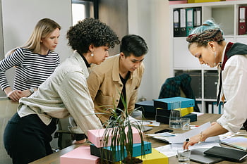 werknemers die documenten bekijken, divers team, collega's werken samen, bedrijfsproject, Moderne kantooromgeving, kantooromgeving, teamwerk, professionele setting, Documentbeoordeling, Werkplek samenwerking, kantoor werkruimte
