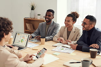 popoli multiculturali, giovani professionisti, tavolo delle conferenze, tecnologia, documenti, incontro d'affari, Diversità sul posto di lavoro, Collaborazione del team, ambiente di ufficio, discussione professionale, squadra multiculturale