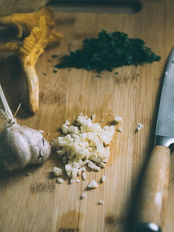 nasekané ingredience, prkénko, nůž, nasekaný česnek, liška obecná, zelenina, dřevěná deska, příprava vaření, příprava jídla, kuchyňské nářadí, čerstvé suroviny