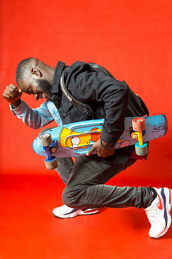 jaket kulit hitam pria, pemuda bergaya, skateboard, Latar belakang merah yang semarak, mode, gaya jalanan, urban, pose, tindakan, gaya hidup, sepatu kets