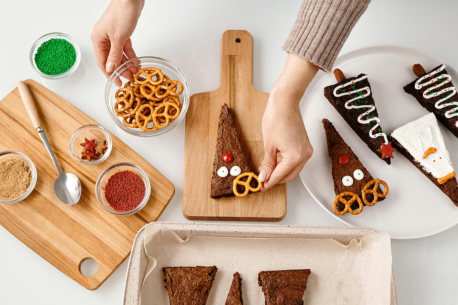 形のケーキ, 装飾, 人の上面図, クリスマス, プレッツェル, チョコレート, 木製のまな板, ボウル, スプレッド, キッチン, デザート