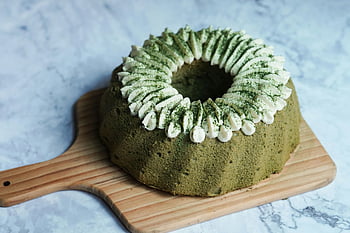 Matcha Bundt Cake, σαντιγύ, καφέ ξύλινη σανίδα, ρουστίκ, ψητό κέικ bundt, νόστιμο κέικ, πράσινο κέικ, επιδόρπιο, matcha σκόνη, κέικ επικάλυψη, Ξύλινη σερβίρισμα