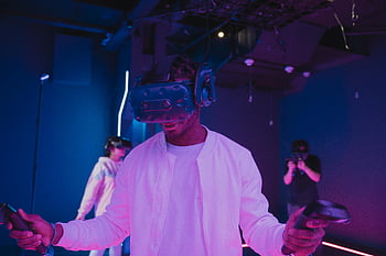 vr headset, virtuele realiteit, gamingtechnologie, binnengamen, man die videogames speelt, virtuele realiteit ruimte, meeslepend gaming, indoor VR-ervaring, gamingcontrollers, virtual reality gaming, VR-gamesessie