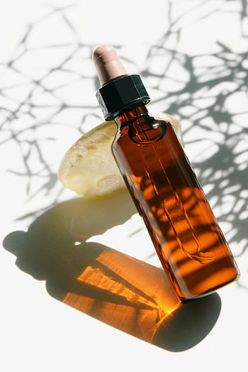 vigtig olie, aromaterapi flaske, hudpleje, wellness, glas flaske, kunstneriske skygger, nærbillede skudt, gule flaske, Dropperflaske, Naturlig wellness, skønhedsprodukt