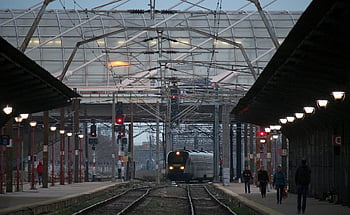 stazione ferroviaria, treno, trasporto, piattaforma, locomotiva, rotaie, urbano, luci, crepuscolo, traffico, viaggio